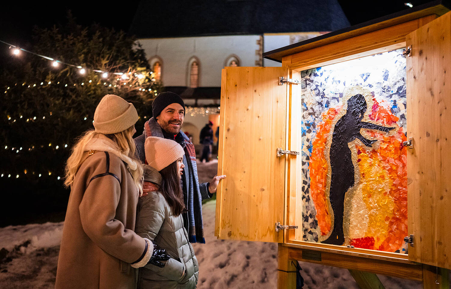 Familie schaut sich die verschiedenen Stände, des Bad Kleinkirchheimer Advents an