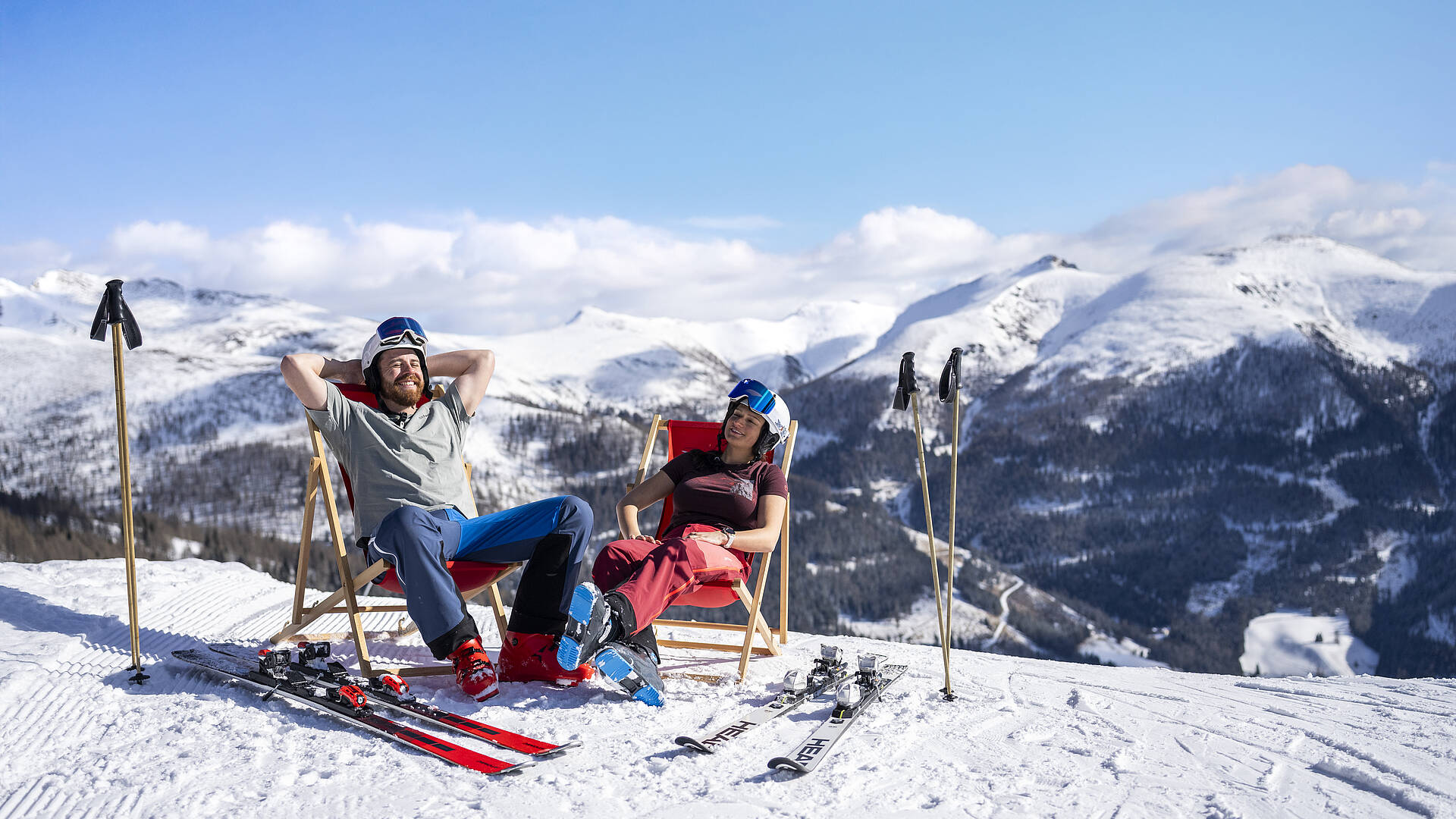 Pärchen macht in der warmen Sonne eine Pause in Liegestühlen