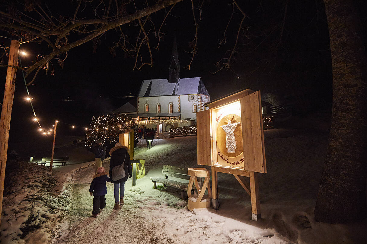 2 Personen am verschneiten Weg der Stille am Bad Kleinkirchheimer Advent und genießen Besinnlichkeit, Ruhe und Frieden