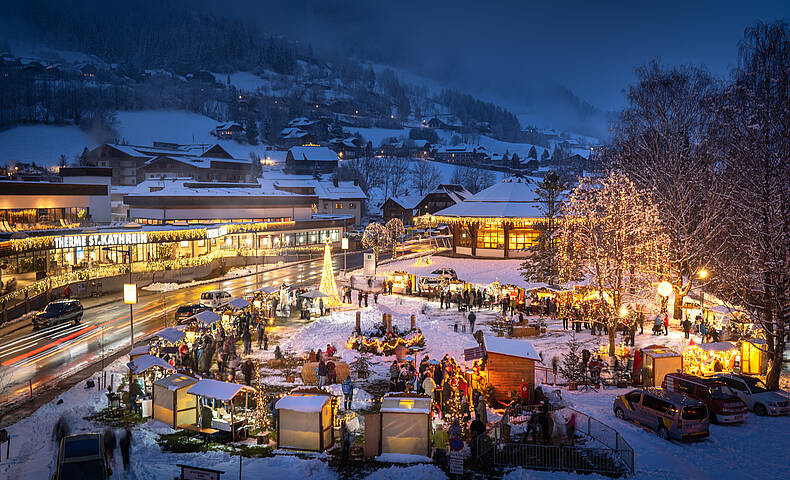 Kirchheimer Advent in der Nacht beleuchtet von oben