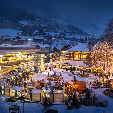 Kirchheimer Advent in der Nacht beleuchtet von oben