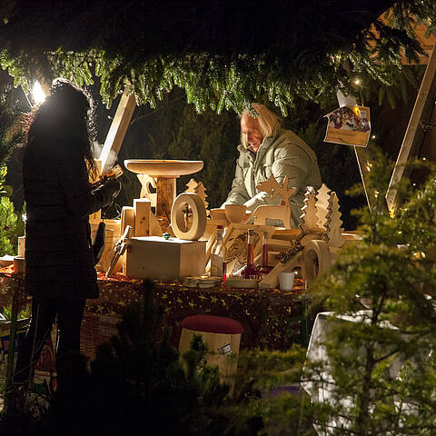 Verschieden Produkte des Holzhandwerks am Kunsthandwerks-Advent