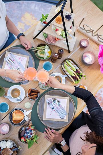 2 Personen genießen ihren Brunch mit Leckereien in der Glaskuppel