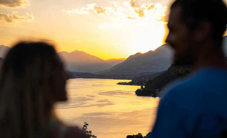 Panoramablick über den Millstätter See im Abendlicht vom ZEITplatz „Im Wandel der ZEIT“.