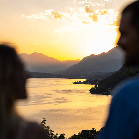Panoramablick über den Millstätter See im Abendlicht vom ZEITplatz „Im Wandel der ZEIT“.