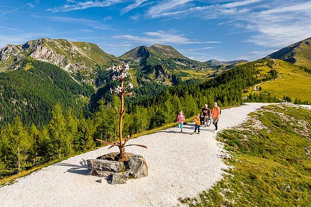 Wanderer genießen die weiten Ausblicke und die frische Bergluft auf der Bergpromenade Brunnach © Michael Stabentheiner_Kärnten Werbung