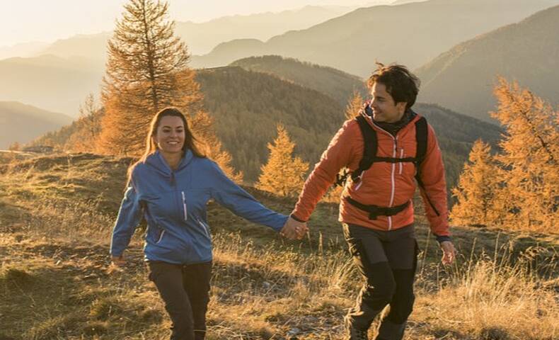 Wandern durch goldene Herbstfarben in den Nockbergen