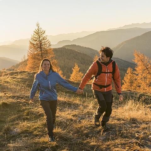 Wandern durch goldene Herbstfarben in den Nockbergen