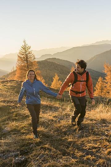 Wanderpaar auf Etappe 6 des Nockberge Trail zwischen Bad Kleinkirchheim und Erlacherhaus im UNESCO Biosphärenpark.