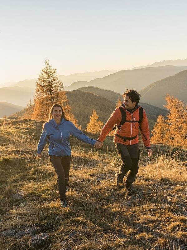 Wanderpaar auf Etappe 6 des Nockberge Trail zwischen Bad Kleinkirchheim und Erlacherhaus im UNESCO Biosphärenpark.