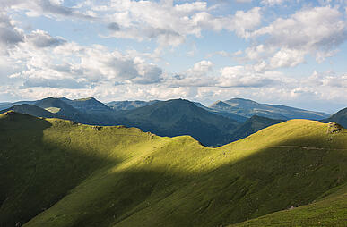 Herrliches Bergpanorama auf die grünen Kuppen der Nockberge am Falkert