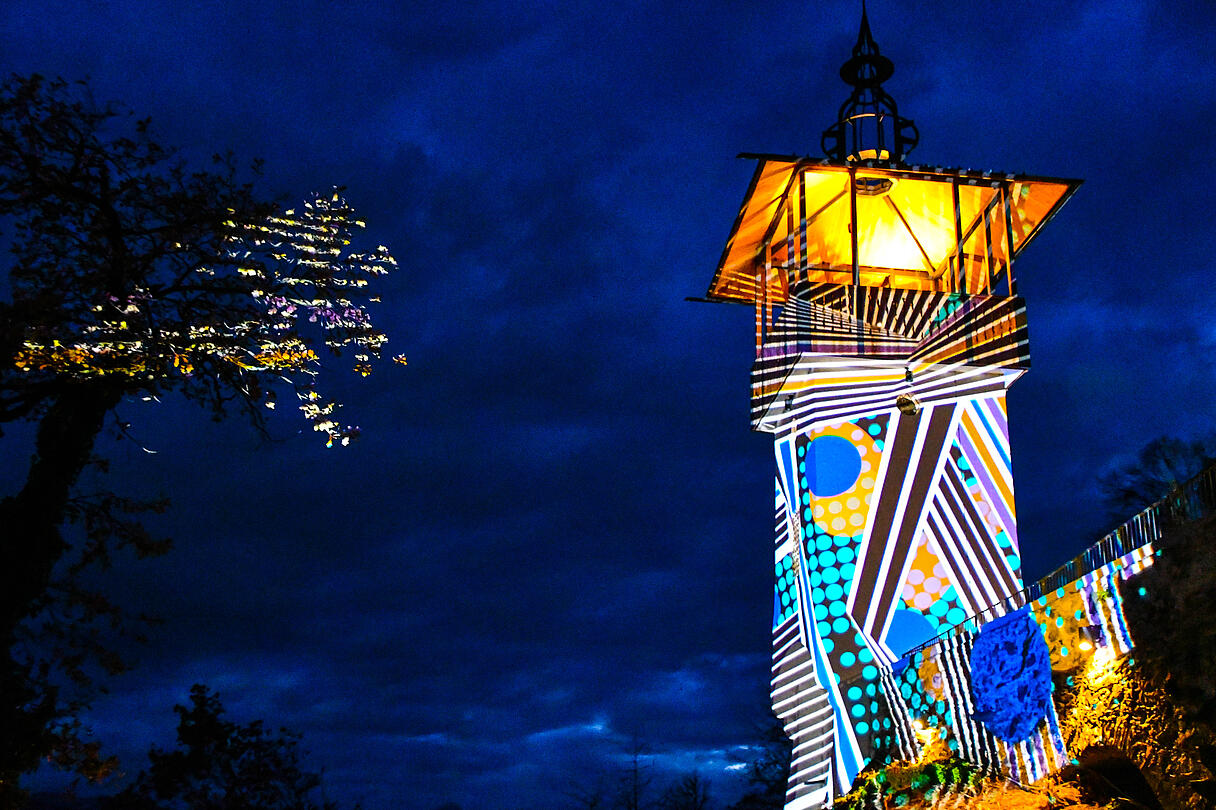 Lichtinstallation von Künstlerkollektiv OchoReSotto am Turm in Millstatt