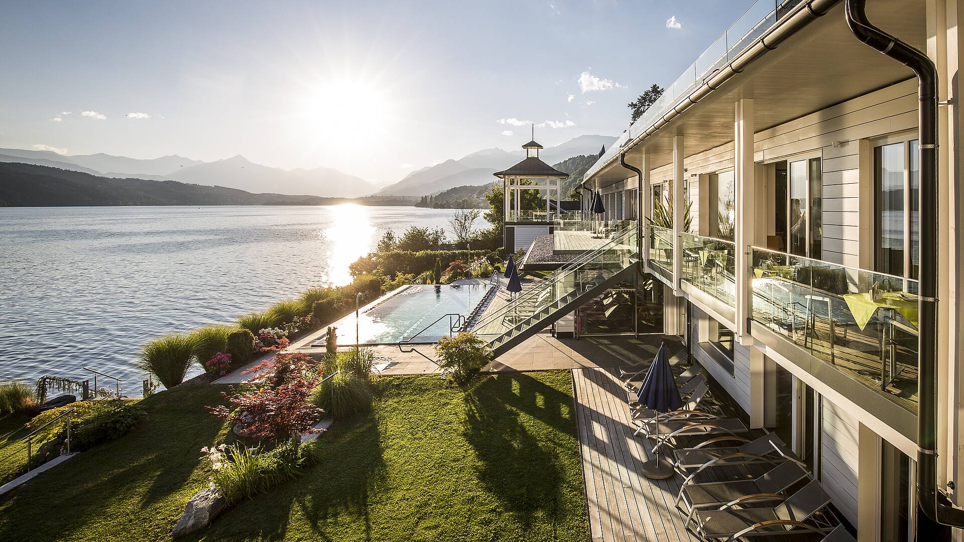 Das moderne Design des Badehauses in Millstatt, harmonisch integriert in die natürliche Umgebung © Gert Perauer_Badehaus Millstätter See