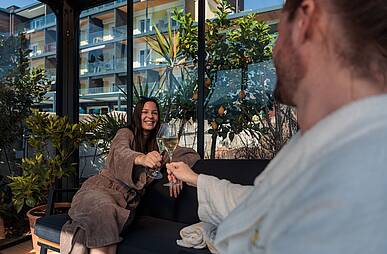 Paar genießt romantische Wellnesszeit beim SeeBad mit Outdoor-Badewanne am Millstätter See