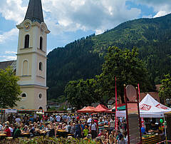 Gut besuchter Kirchenplatz beim Fischfest in Feld am See © Michael Plakolb