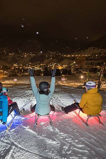 Nachts in Kirchheim rodeln mit Familie© Mathias Praegant_MBN Tourismus