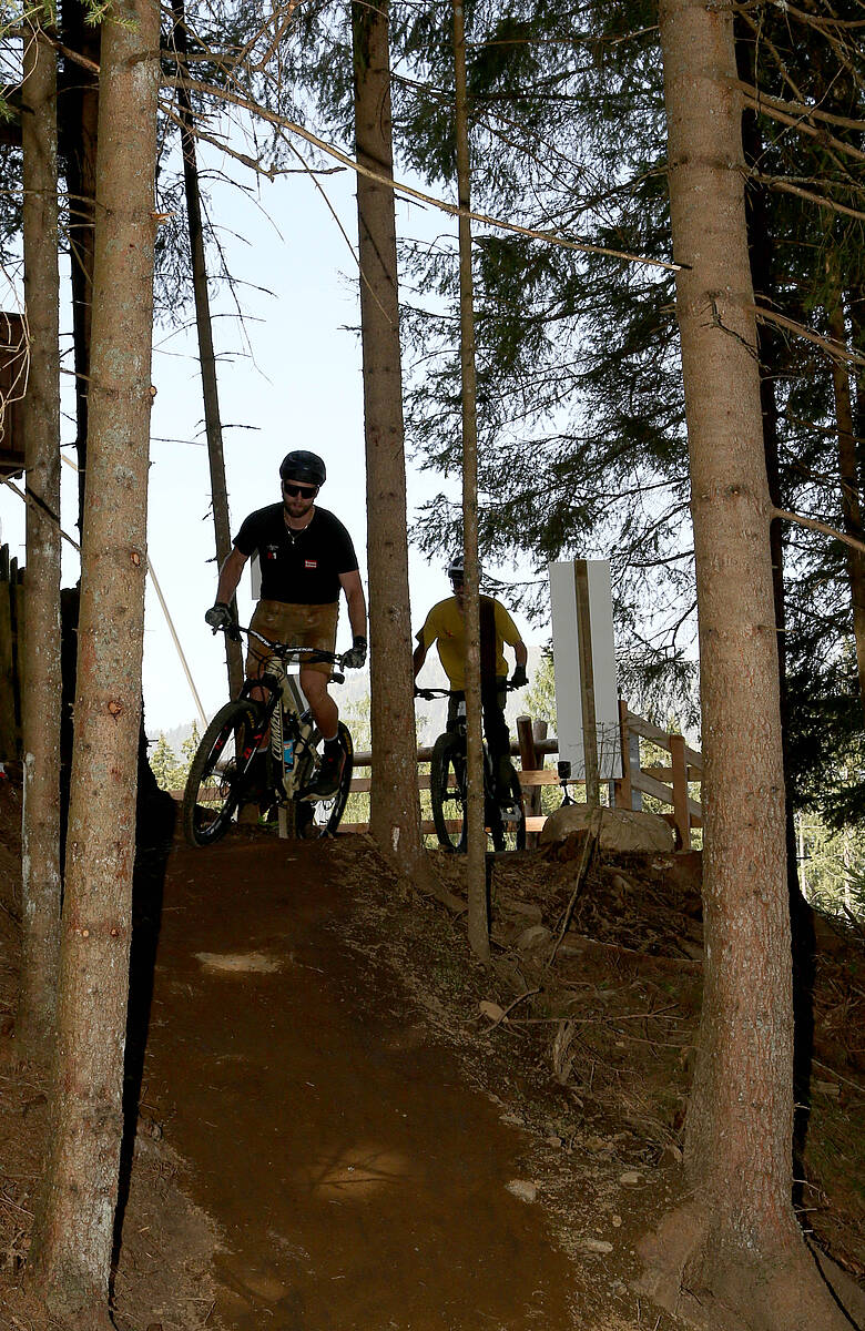 Marco Schwarz beim ersten Ride durch den Wald auf den neu eröffneten Marco Schwarz Trails in Bad Kleinkirchheim.