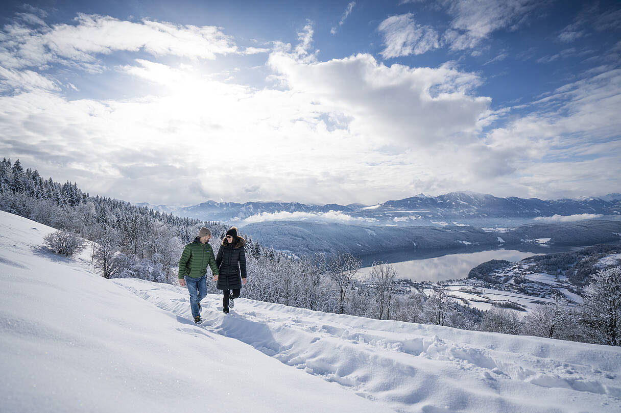 Pärchen wandert im Schnee zum Sternenbalkon