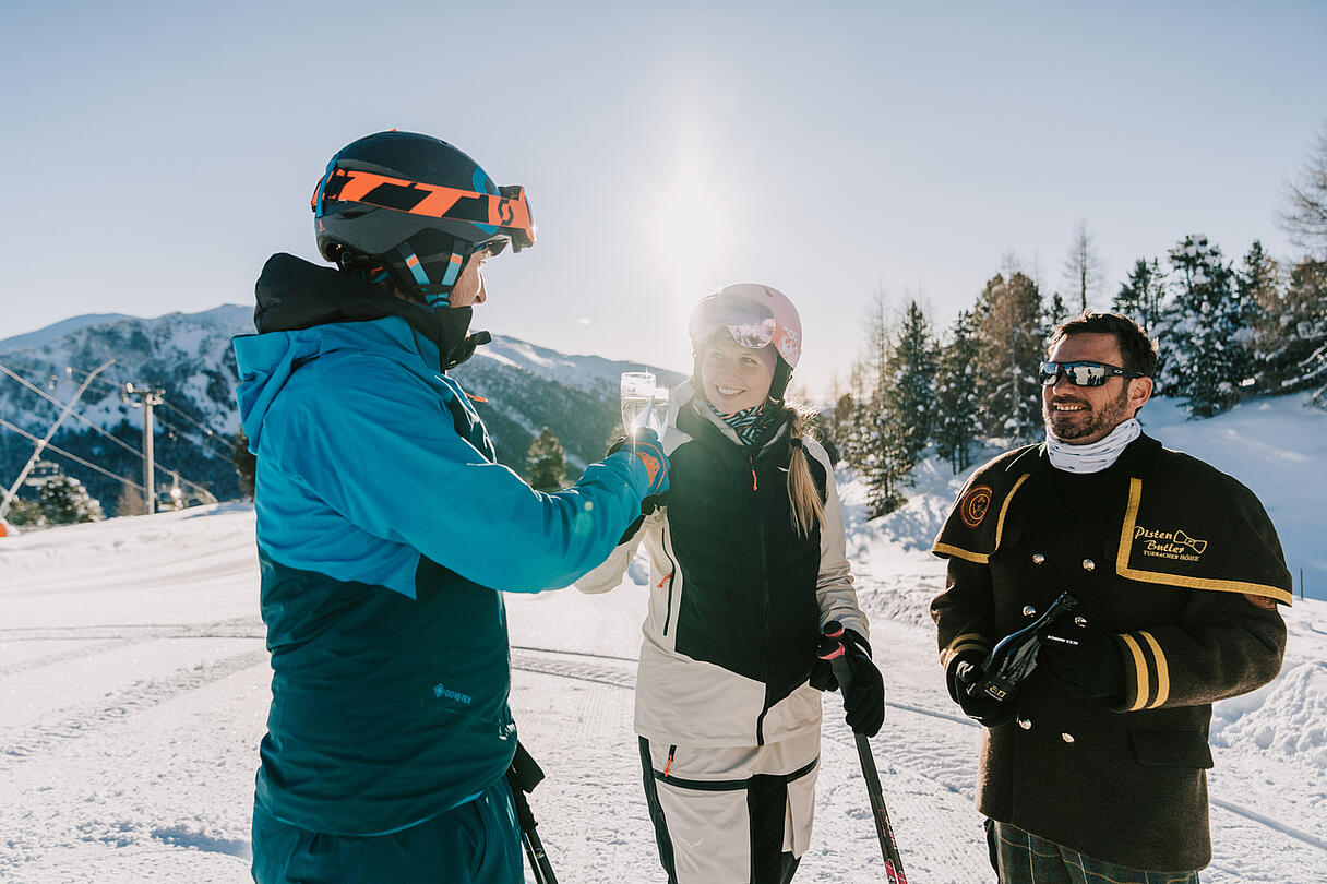 2 Skifahrer mit ihrem Butler auf der Turracher Höhe
