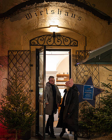 Pärchen kommt gerade aus einem Gasthaus am Millstätter Lichtweg