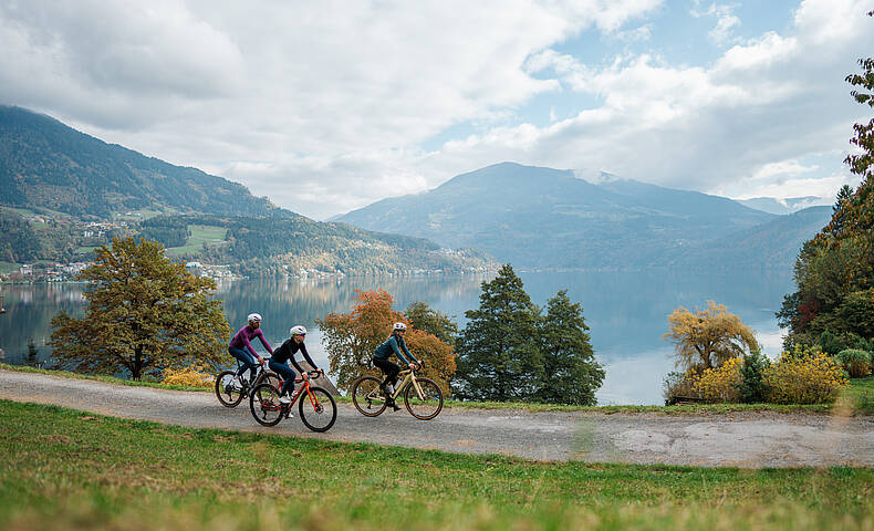 Gravelbike-Gruppe auf dem Millstätter Radweg mit Bergpanorama
