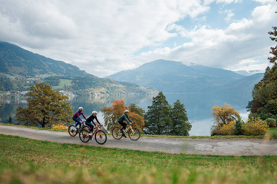Gravelbike-Gruppe auf dem Millstätter Radweg mit Bergpanorama