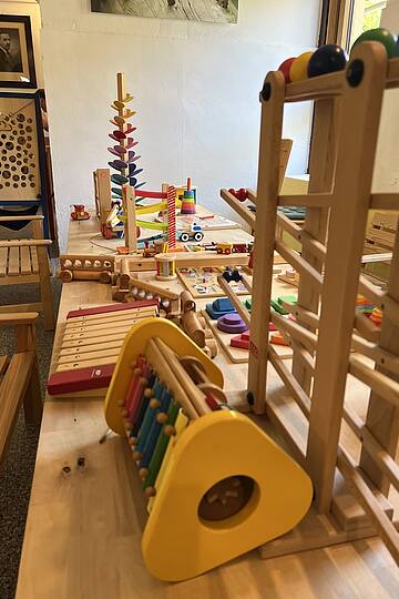 Holzspielbereich im Holtarium Radenthein mit verschiedenen Holzspielen und Spielstationen für Familien und Kinder.