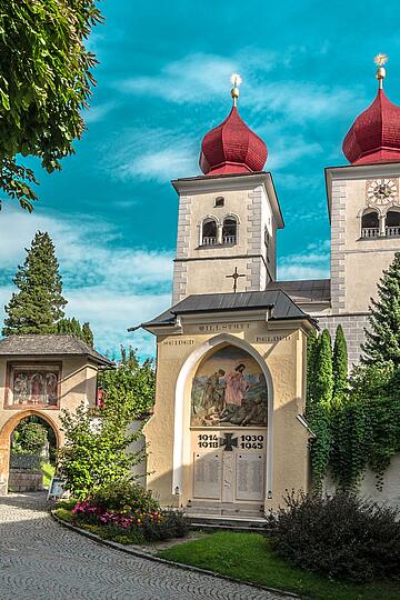 Eingang zur Stiftskirche Millstatt © Attila Szabo