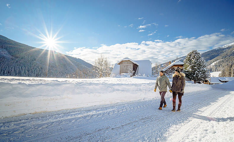 2 Personen wandern im Winter an einem sonnigen Tag in Bad Kleinkirchheim