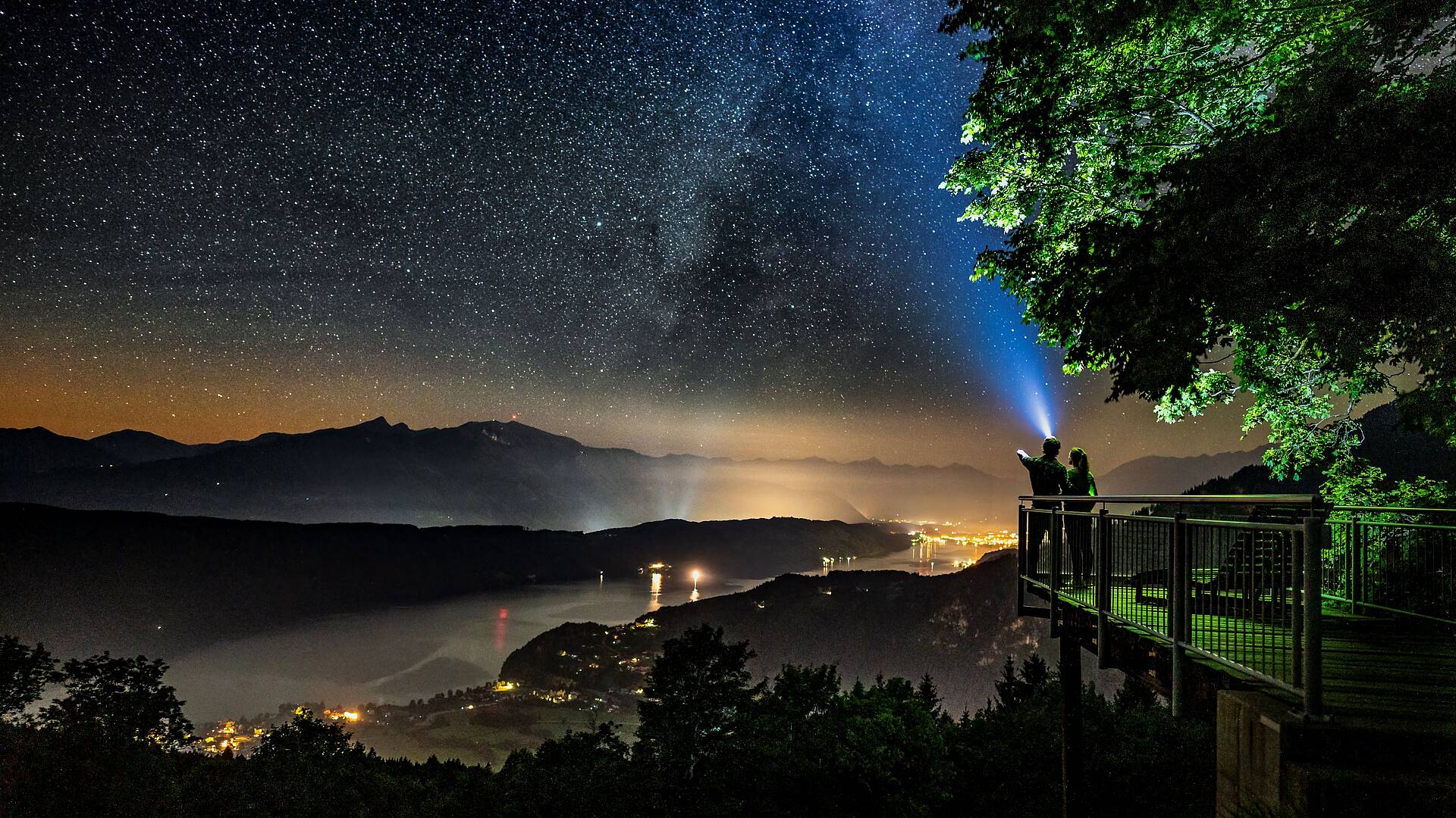Der Sternenbalkon bei Sternennacht und Ausblick auf den Millstätter See