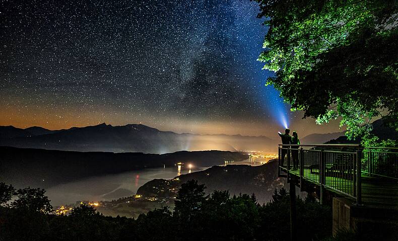 Der Sternenbalkon bei Sternennacht und Ausblick auf den Millstätter See