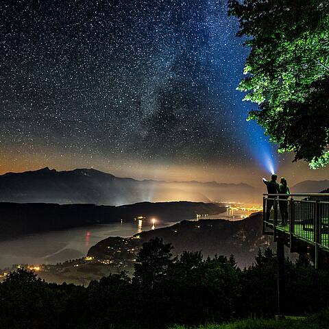 Der Sternenbalkon bei Sternennacht und Ausblick auf den Millstätter See