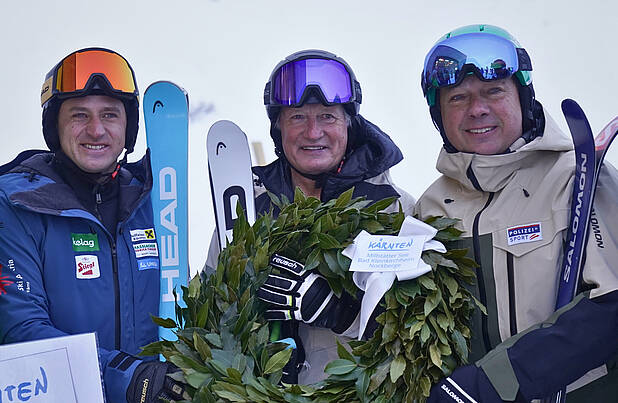 Franz Klammer mit Matthias Mayer und noch einem Mann mit seinem Lorbeerkranz