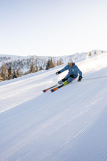 Skifahrer auf Panoramaabfahrt im Skigebiet Bad Kleinkirchheim