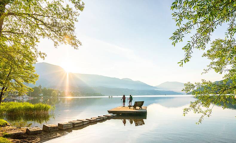 Ein friedlicher Moment auf dem Via Paradiso Wanderweg, mit Blick auf die umliegenden Berge © Gert Perauer_MBN Tourismus