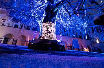 Lichtbaum in Millstatt erstrahlt in blau