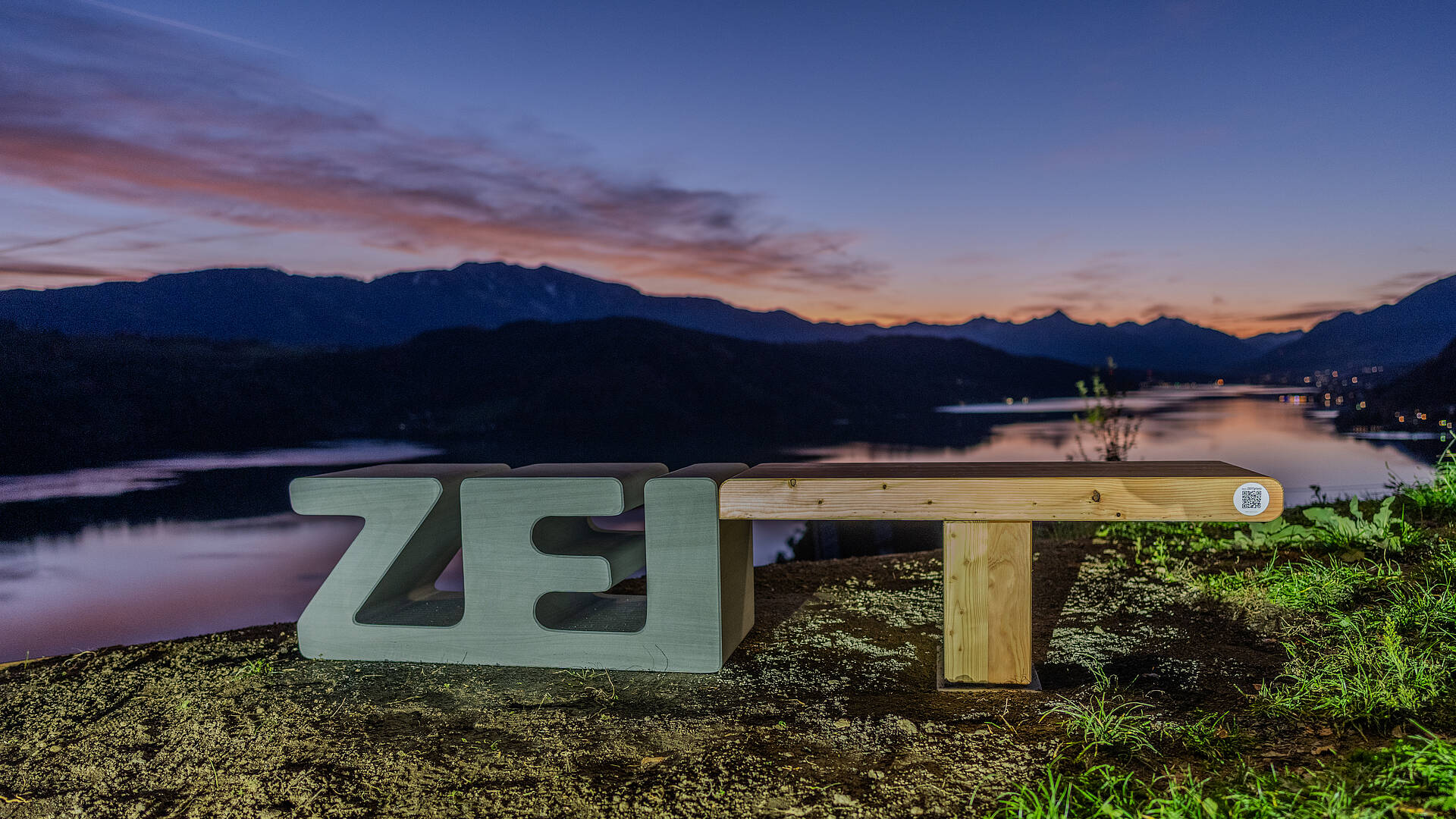 ZEITbank mit Millstätter See im Hintergrund