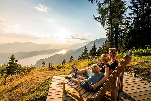 Kinder entdecken die vielfältige Flora und Fauna der Nockberge auf einer geführten Wanderung © Gert Perauer_MBN Tourismus