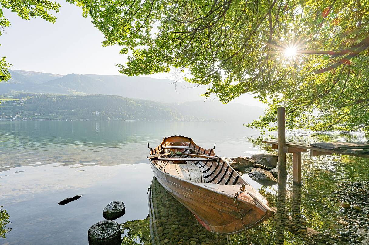 Ruderboot schwimmt am Ufer des Millstätter Sees