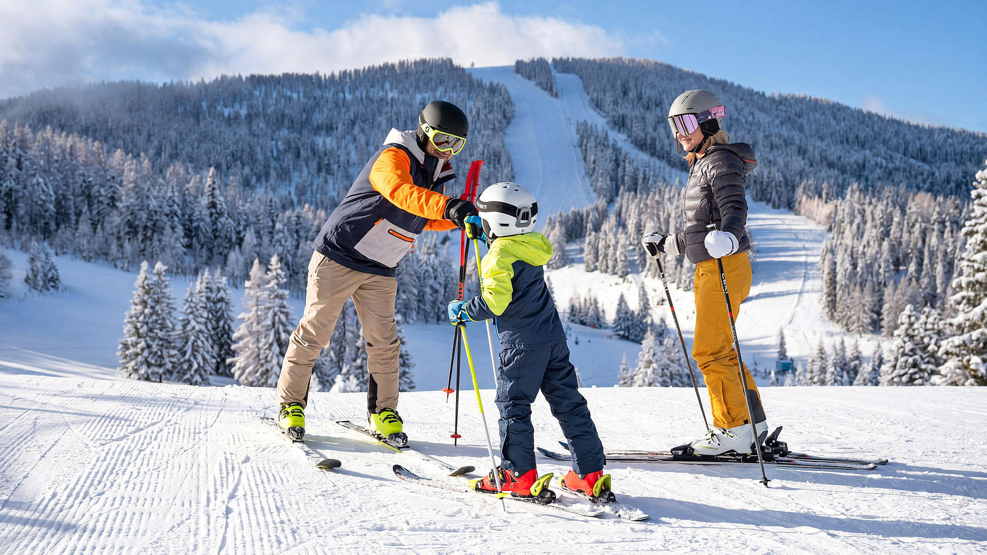 Familie genießt einen Wintertag auf den Skipisten der Hochrindl in Kärnten