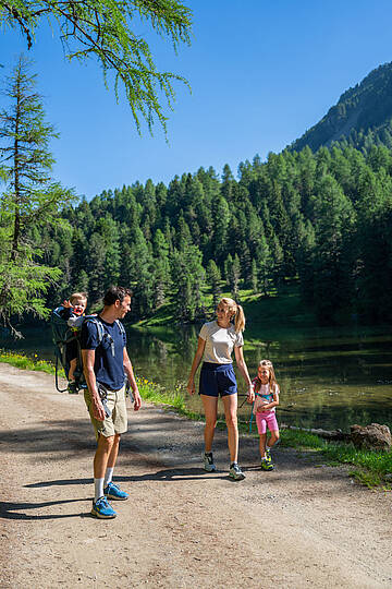 Familie wandert am Grünsee auf dem Drei-Seen-Weg auf der Turracher Höhe