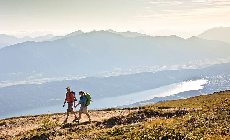 Wanderer genießen die atemberaubende Aussicht vom Granattor aus © Franz Gerdl_MBN Tourismus