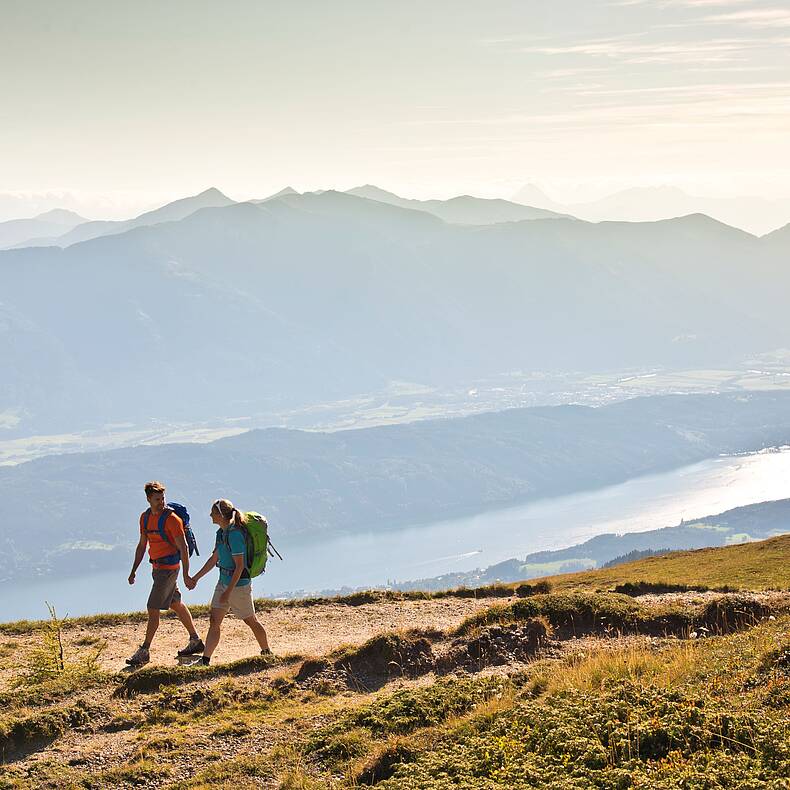 Wanderer genießen die atemberaubende Aussicht vom Granattor aus © Franz Gerdl_MBN Tourismus