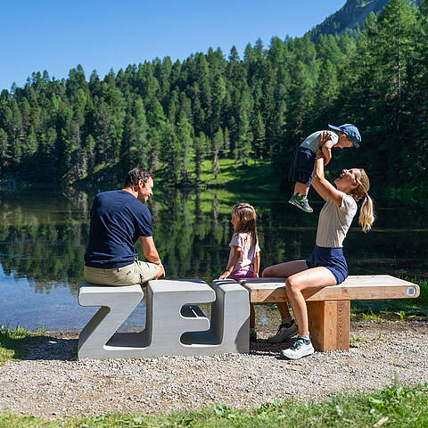 Familie am ZEITPlatz Die Ringe der ZEIT am Grünsee auf der Turracher Höhe