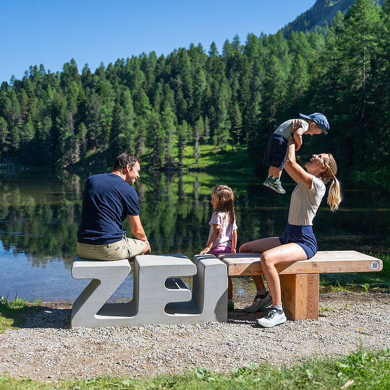 Familie am ZEITPlatz Die Ringe der ZEIT am Grünsee auf der Turracher Höhe