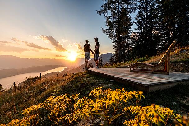 Zwei Wanderer machen eine Pause und bewundern die Aussicht auf dem Slow Trail © Gert Perauer_MBN Tourismus