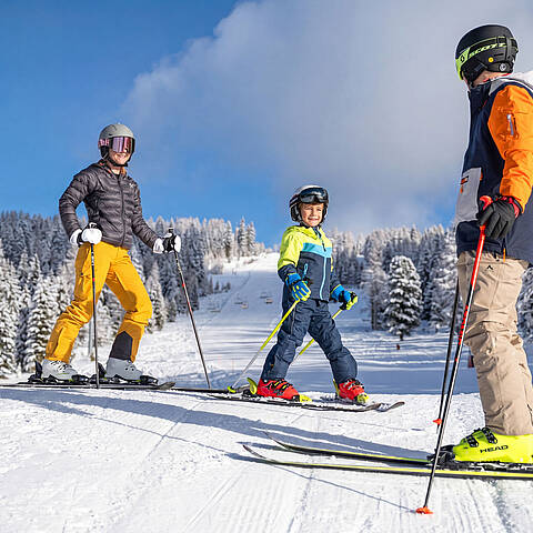Kind mit Eltern beim Skifahren lernen auf der Hochrindl in Kärnten