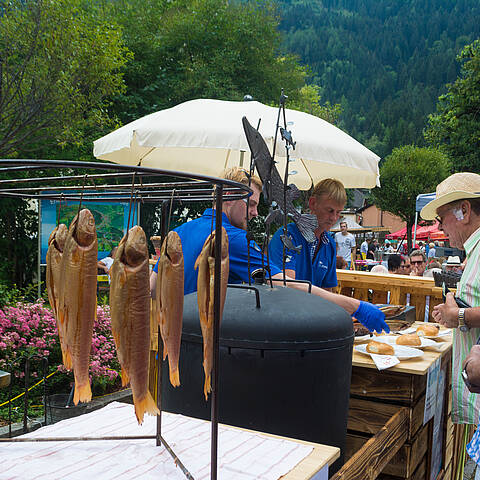 Schaurächern am Fischfest in Feld am See © Michael Plakolb