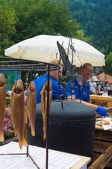 Schaurächern am Fischfest in Feld am See © Michael Plakolb