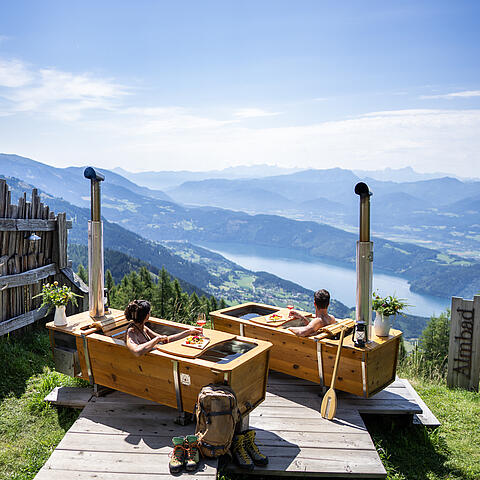 Pärchen genießt AlmBad mit Aussicht auf den Millstätter See
